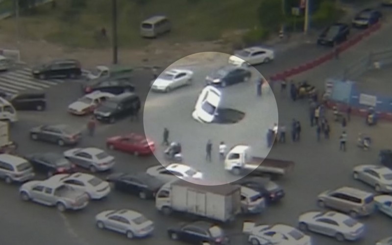 Un « sinkhole » engloutit une voiture sur une route de Chine
