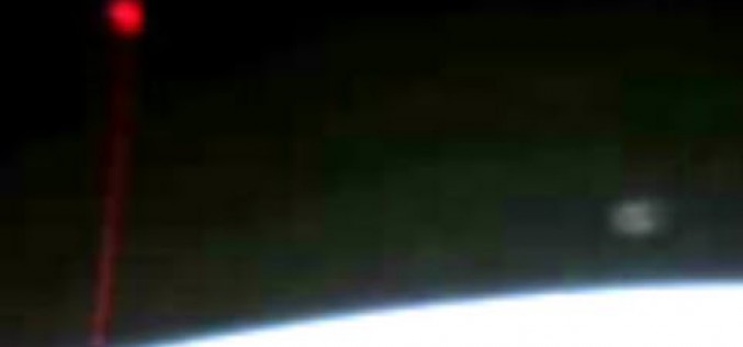 L’ISS filme un ovni qui vise la Terre avec un laser rouge (5 Dec. 2014)