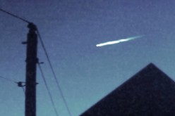 Un météor  éjecte un objet blanc brillant