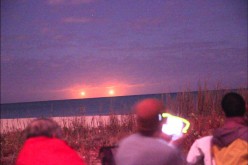 Deux boules lumineuses jumelles au-dessus de la mer (Floride)