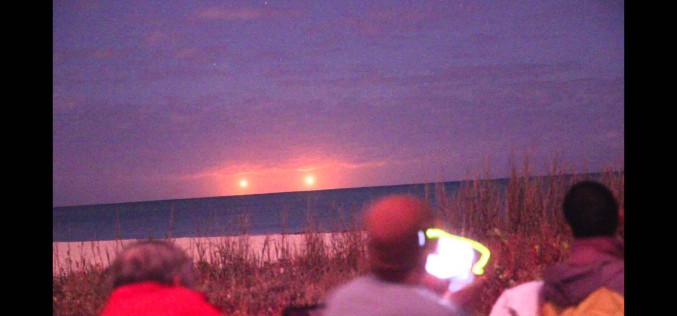 Deux boules lumineuses jumelles au-dessus de la mer (Floride)