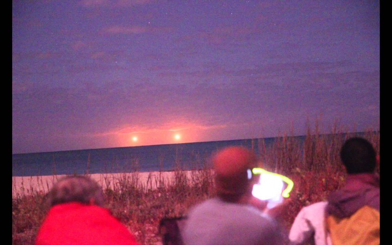 Deux boules lumineuses jumelles au-dessus de la mer (Floride)