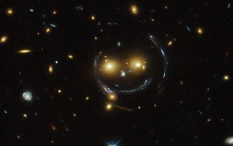 NASA : Hubble dévoile un amas de galaxies en forme de smiley