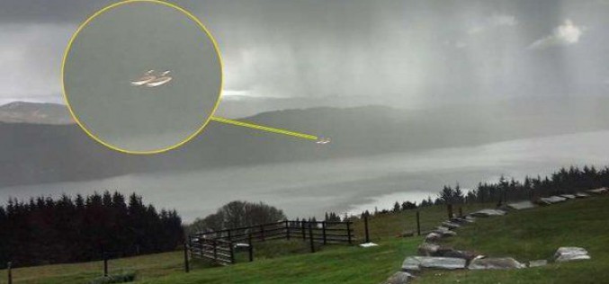 Un ovni photographié au-desssus du Loch Ness