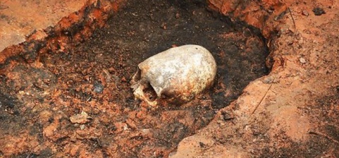 Étrange crâne de squelette découvert sur le Stonehenge russe