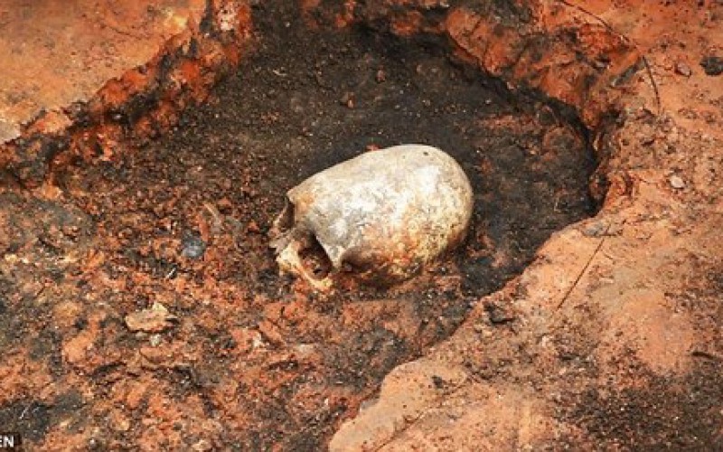 Étrange crâne de squelette découvert sur le Stonehenge russe