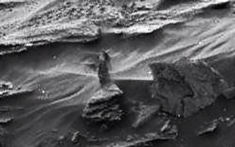 Le robot Curiosity photographie une mystérieuse silhouette sur Mars