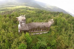 Une étrange église en forme de poule, abandonnée dans la jungle