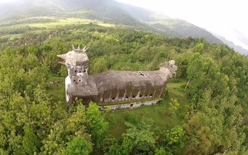 Une étrange église en forme de poule, abandonnée dans la jungle