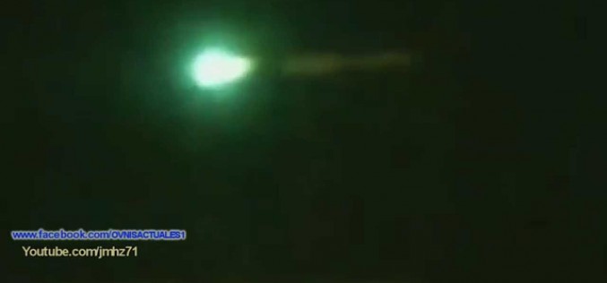 Un ovni brillant vert ou un météor traverse le ciel de Buenos (Argentine, 30/07/2015)