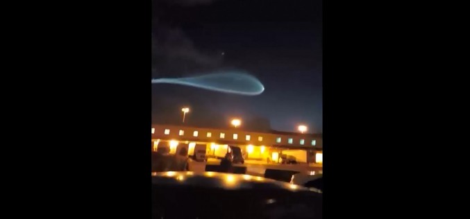 Un étrange panache laissé par une fusée dans le ciel de Floride