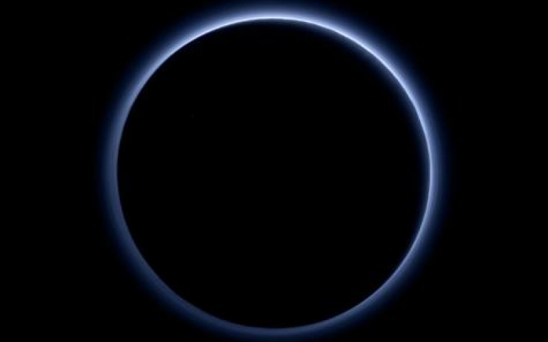 La Nasa révèle avoir trouvé un ciel bleu et de l’eau glacée sur Pluton