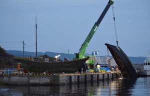 648x415_bateaux-nords-coreens-echoues-cotes-japonaises-sortis-eau-grue-21-novembre-2015