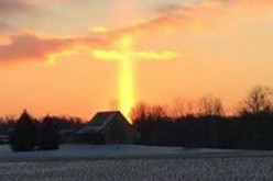 Une Croix Géante illumine le Ciel lors d’un Lever de Soleil dans le Michigan