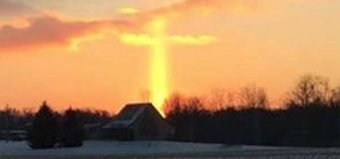 Une Croix Géante illumine le Ciel lors d’un Lever de Soleil dans le Michigan