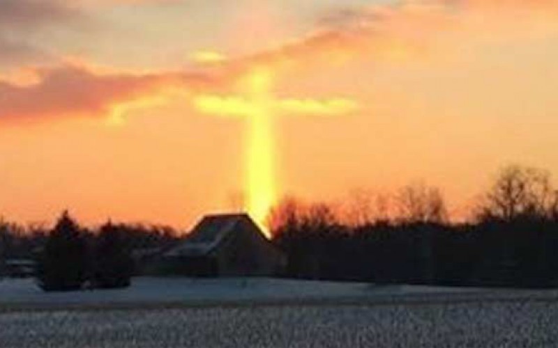 Une Croix Géante illumine le Ciel lors d’un Lever de Soleil dans le Michigan