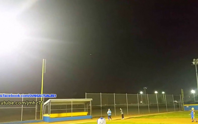 Un ovni filmé de nuit au-dessus de Tijuana (Mexico 17/03/2016)