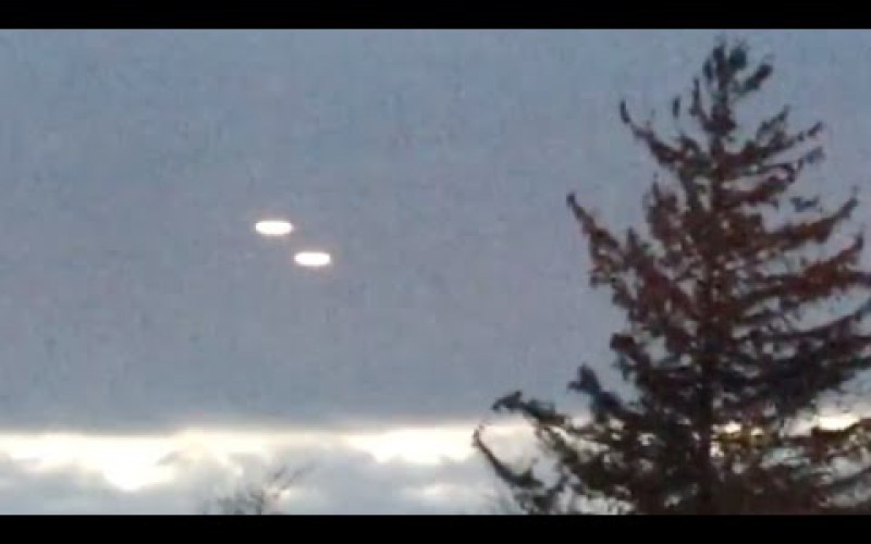 Une lumière disparaît dans Nuages ​​au-dessus de l’Ontario, Canada (11/03/16)