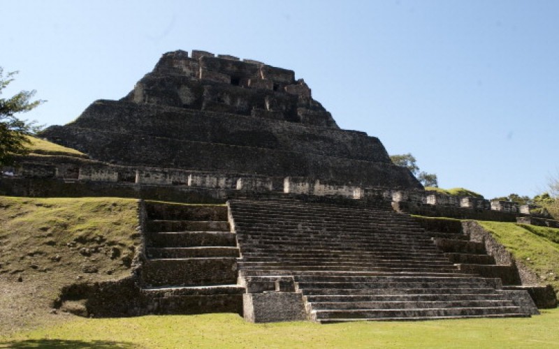 Xunantunich: découverte du plus grand tombeau maya du Belize