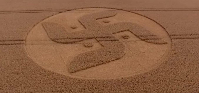 Un crop circle en forme de croix gammée retrouvé dans la campagne britannique