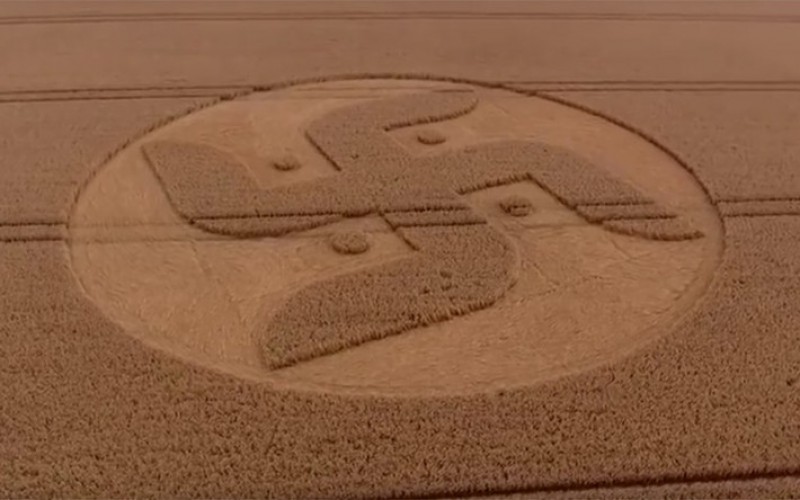 Un crop circle en forme de croix gammée retrouvé dans la campagne britannique