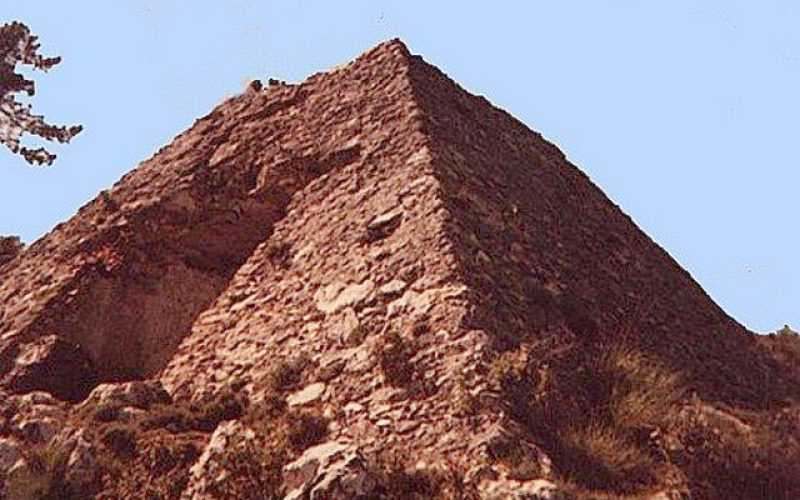 Des pyramides dans les Alpes Maritimes ?