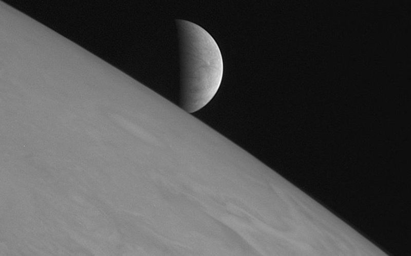 La Lune et plus de 100 corps célestes du Système solaire considérés comme des planètes ?