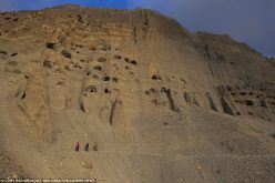 Le mystère des milliers de cavernes creusées dans la roche au Népal