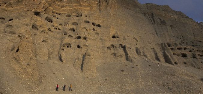 Le mystère des milliers de cavernes creusées dans la roche au Népal
