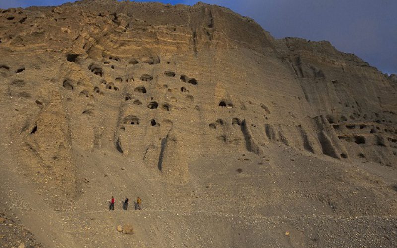 Le mystère des milliers de cavernes creusées dans la roche au Népal