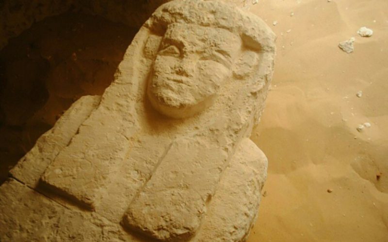 Egypte: des archéologues découvrent trois tombeaux millénaires