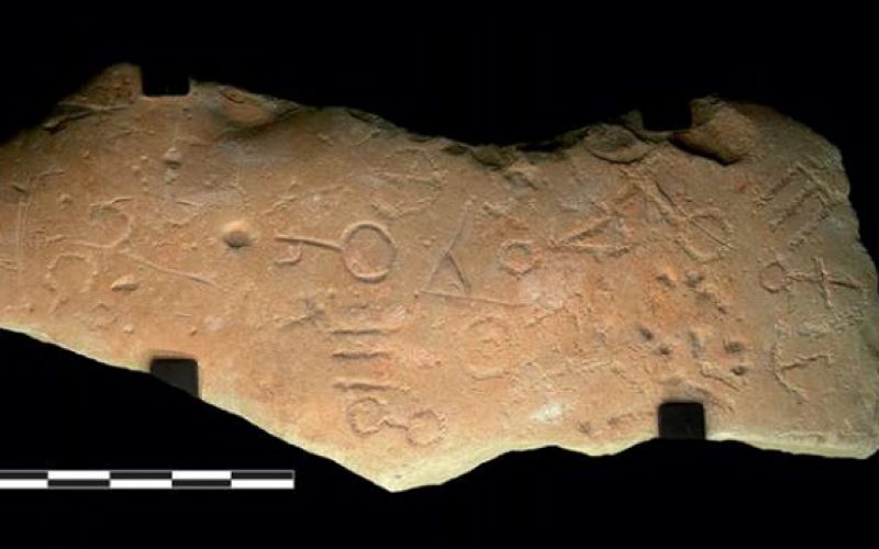 Une pierre avec des inscriptions en plusieurs langues découverte en Espagne intrigue les chercheurs