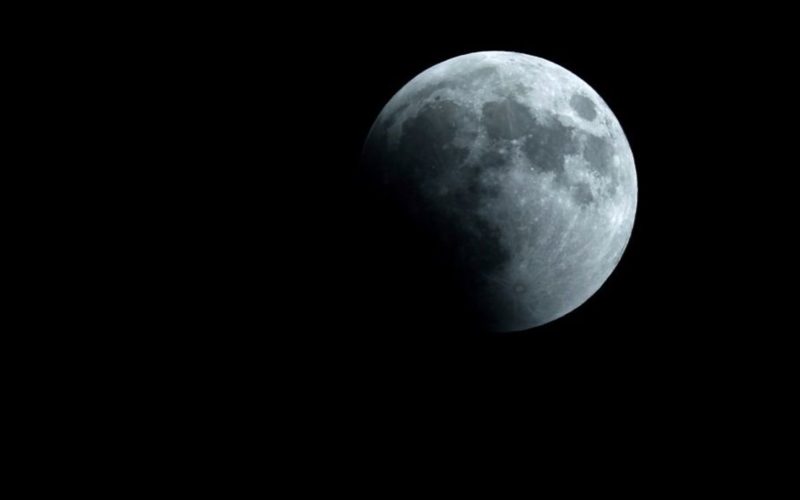 Confirmation de présence de glace à la surface de la Lune