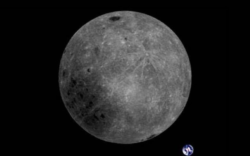 Une photo à couper le souffle : la « face cachée » de la Lune
      et la Terre en une seule prise