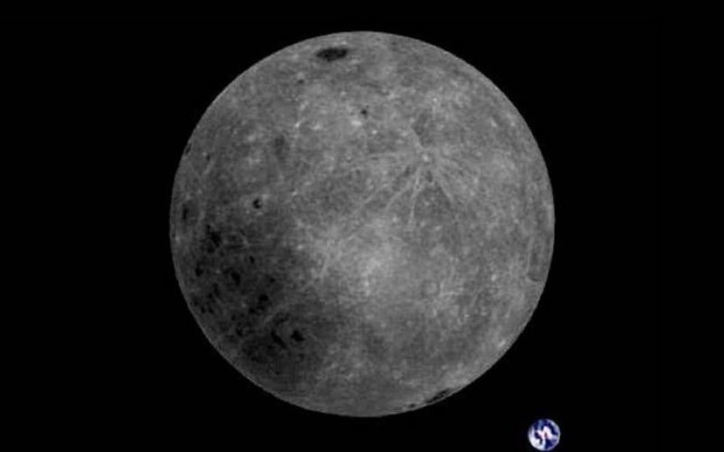 Une photo à couper le souffle : la « face cachée » de la Lune et la Terre en une seule prise